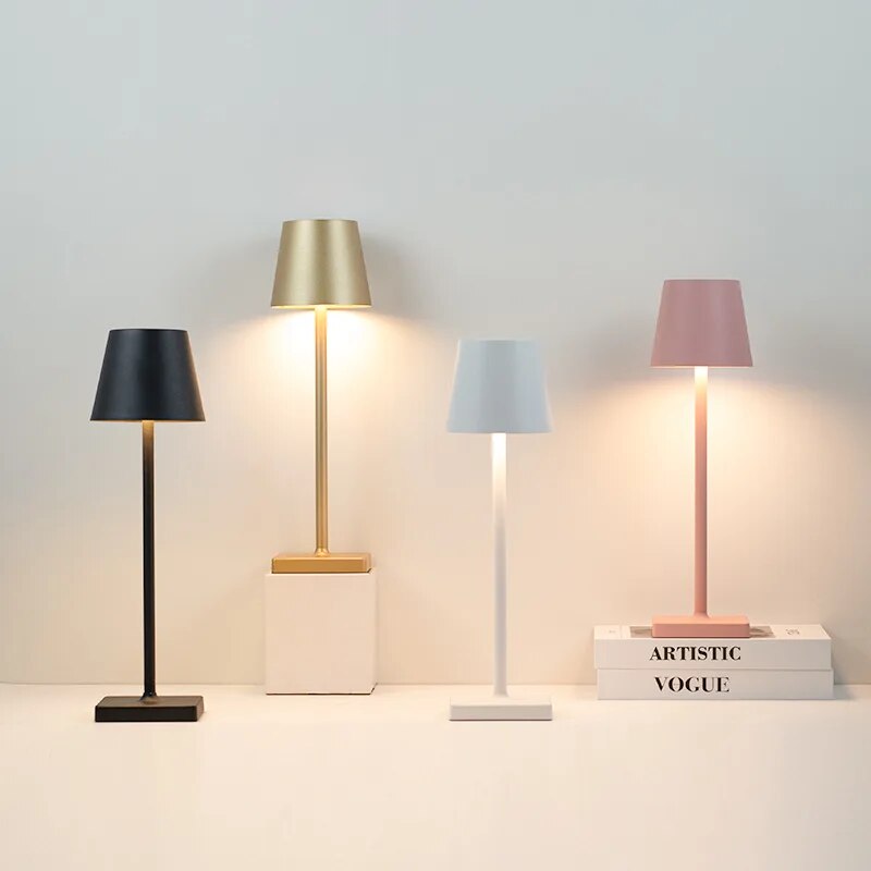 LAMPADA da tavolo a LED. Ricaricabile USB, disponibile in vari colori.