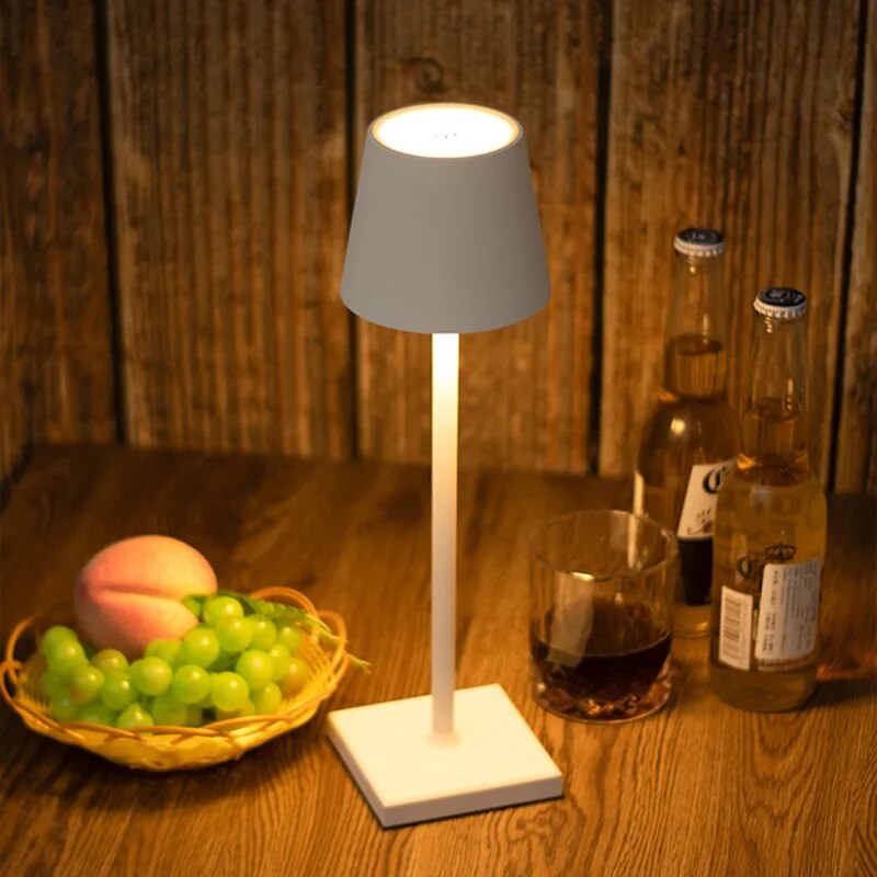 LAMPADA da tavolo a LED. Ricaricabile USB, disponibile in vari colori.