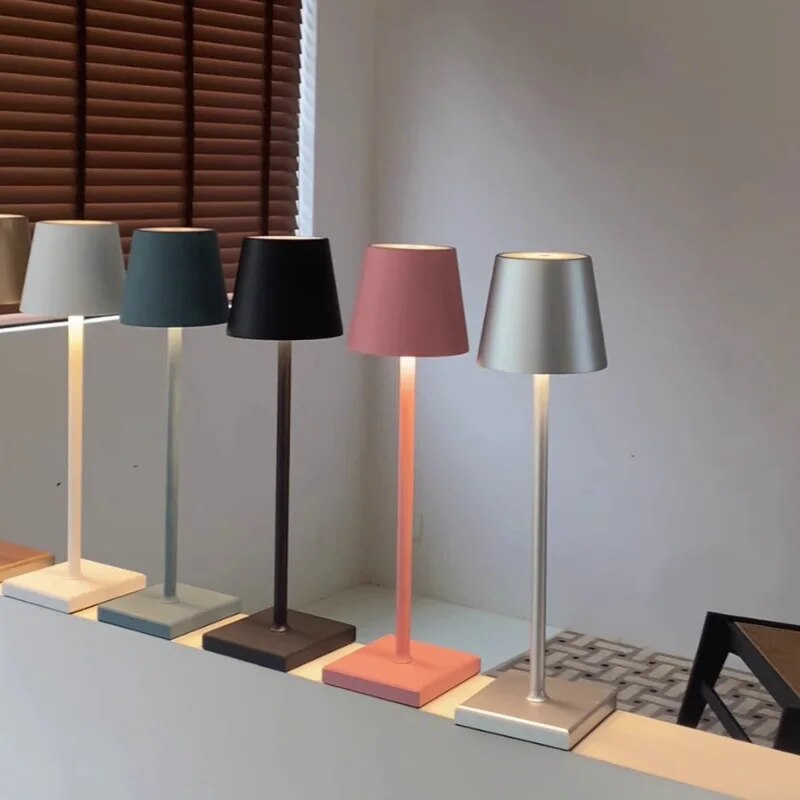 LAMPADA da tavolo a LED. Ricaricabile USB, disponibile in vari colori.